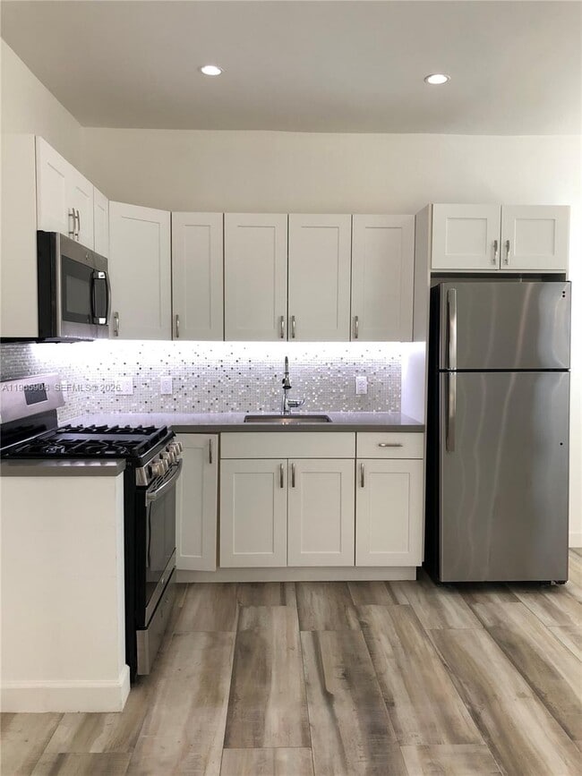 Building Photo - 1618 Michigan Ave Unit 28