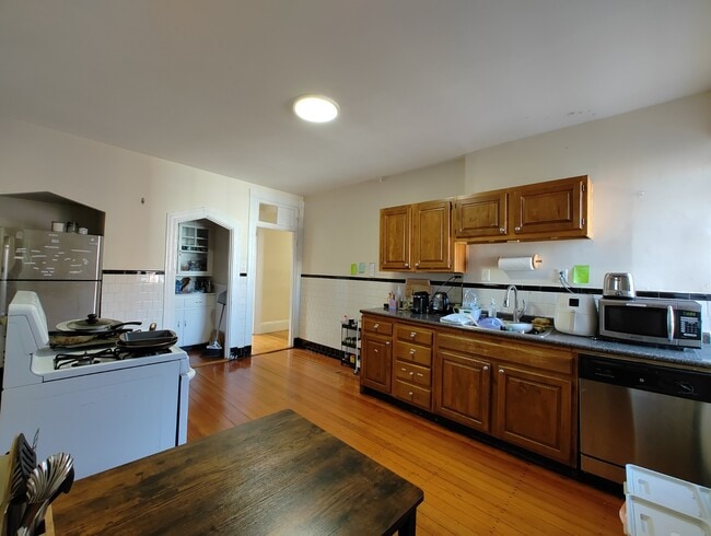 Building Photo - 364 Cambridge St Unit 1T