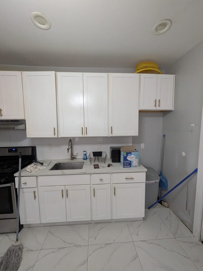 Building Photo - 483 Kennedy Blvd Unit 3E