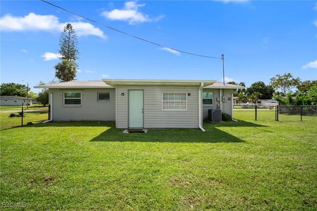 Building Photo - 211 E Jasmine Rd