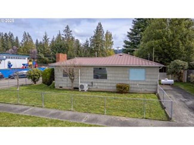 Building Photo - Charming 3 Bdrm, 1 Bath House across the s...