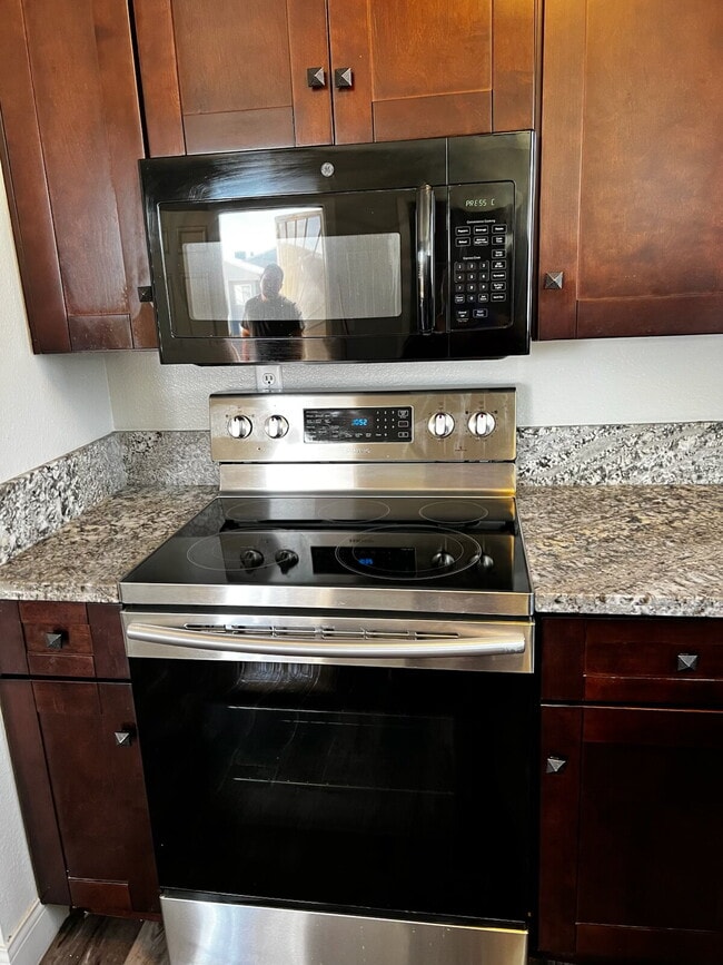 Building Photo - 2-Bed 1 Bath Near East Lake Mead Unit D