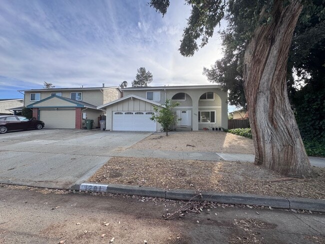 Building Photo - Spacious House with pool, family room, garage, deck and low maintenance landscaping