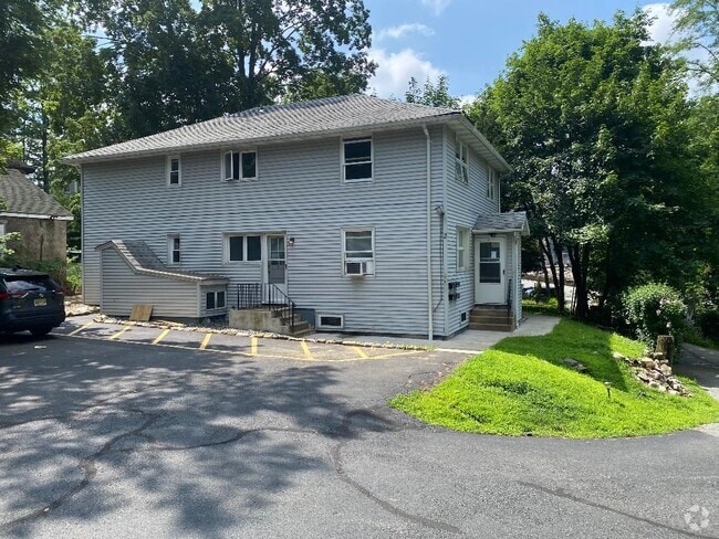 Building Photo - 2 Hasbrouck Ave Unit 4 Rental