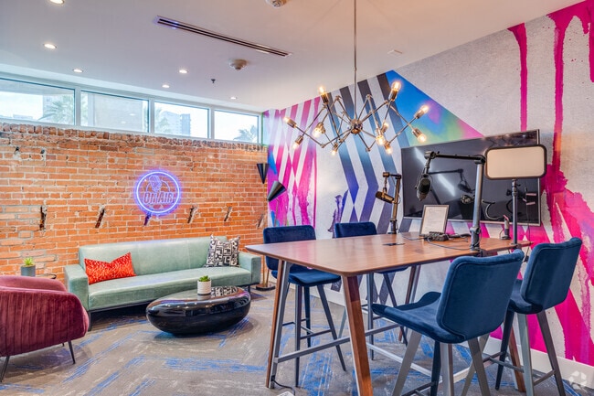 PODCAST ROOM
