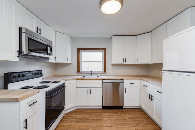 Photo - Charming 3-Bedroom with 2 Full Baths in the Heart of Lemont Unit 2