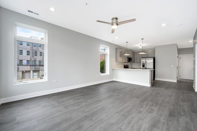 Photo - 825 E 61st St