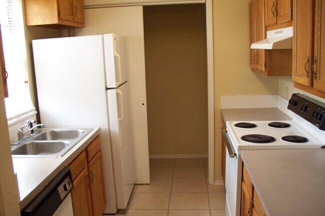 Photo - 827 Russell Cir