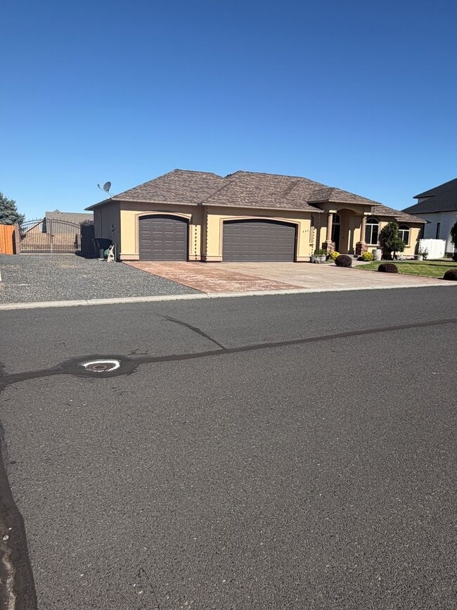 Photo - Large Custom Home for Rent in Pelican Point