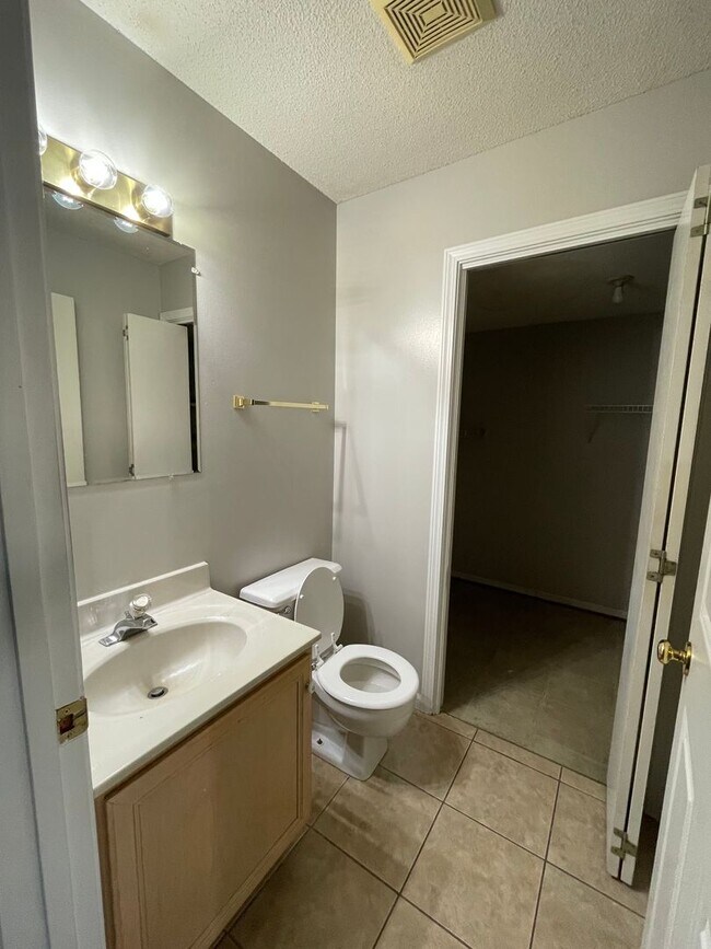 2213-2215 Live Oak Ln.