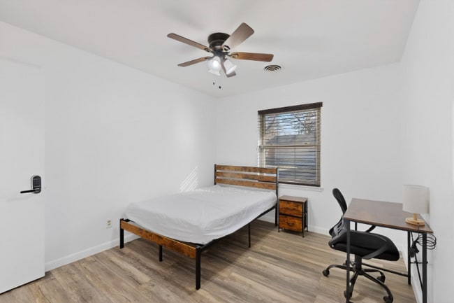 Photo - 404 Nottingham Dr