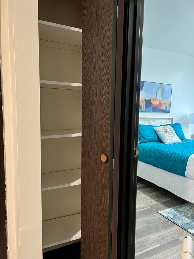1 BD Model Unit Linen Closet