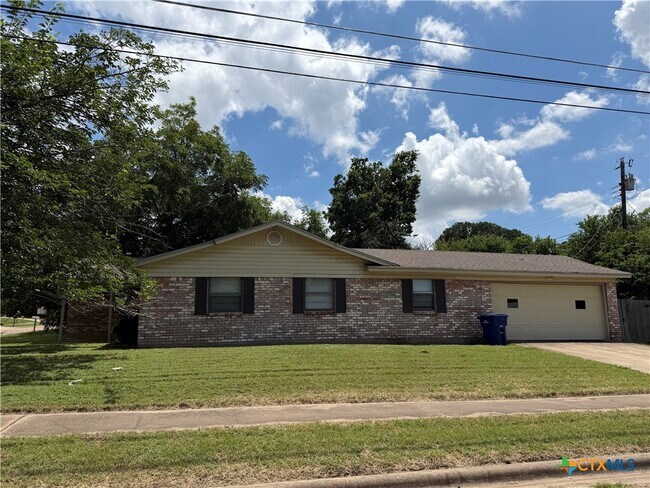 Photo - 702 Karen St