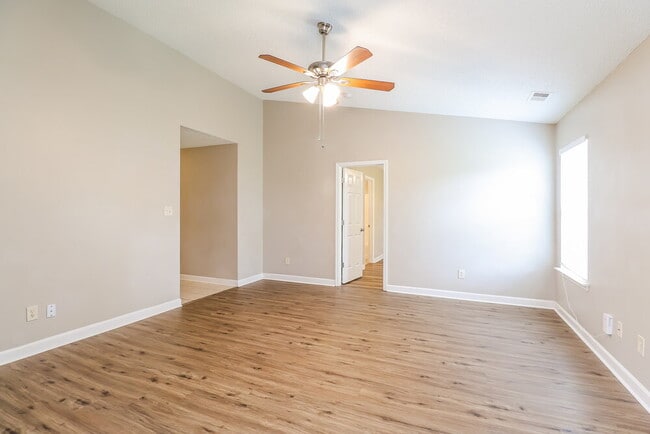 Photo - 1810 Cagney St