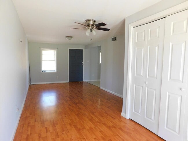 Photo - 1307 Meadowview Dr