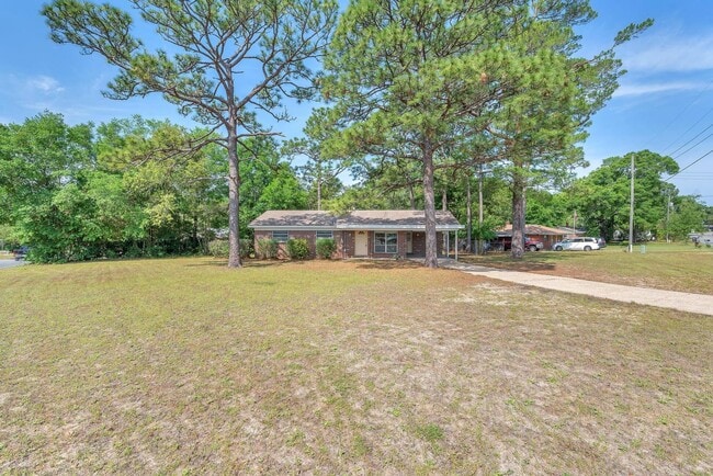 Building Photo - Updated Kitchen and Oversized Yard!