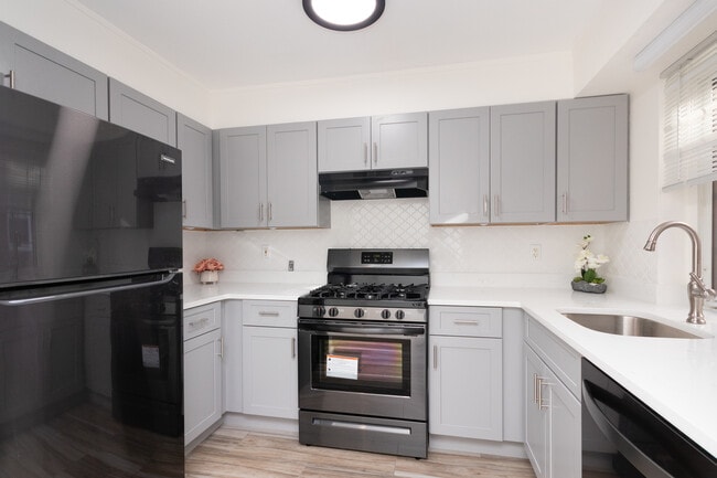 Building Photo - 30 Saint Paul St Unit 3