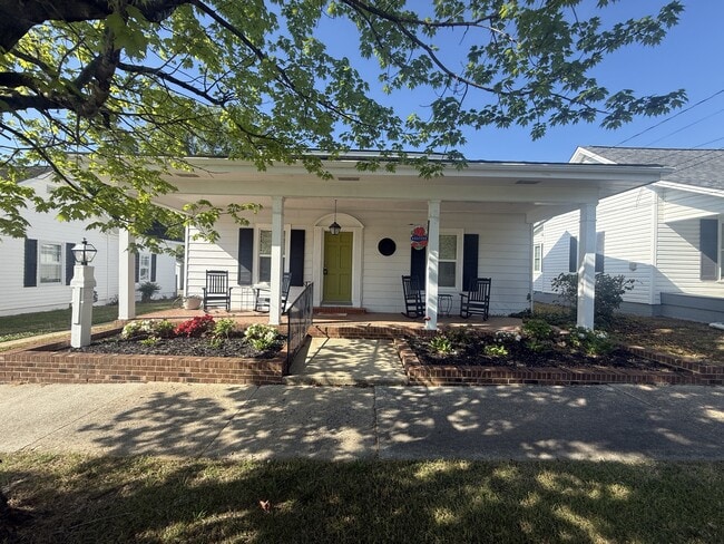 Building Photo - 303 W Parrish Dr