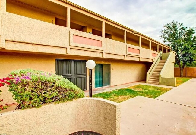 Building Photo - 1005 W 5th St Unit 104