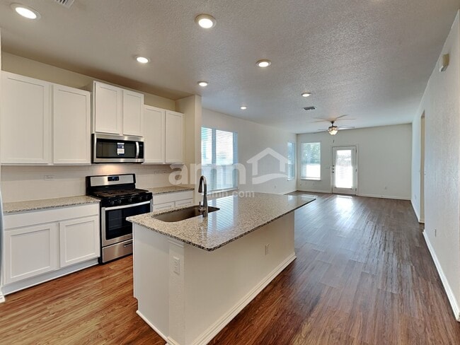 Photo - 421 Pebble Bend