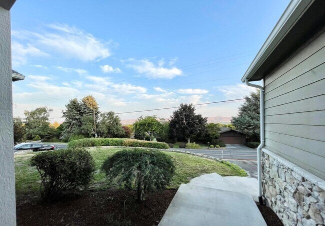 Photo - 5805 Englewood Ave