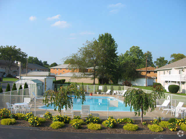Piscina - LawnFair Apartments