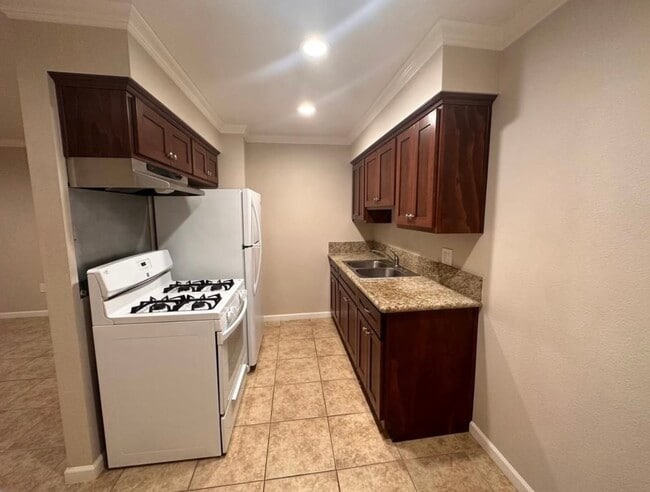 Building Photo - 163 S Ash Ave Unit 163 S Ash Ave