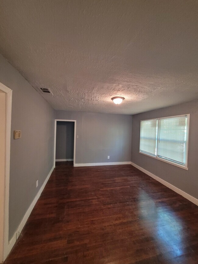 Photo - 240 Wadley St NW