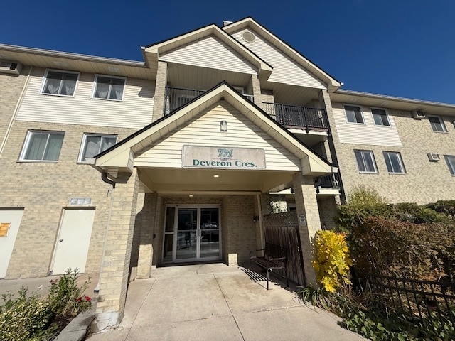 Building Photo - GORGEOUS Bright 2-Bedroom Apartment for Re... Unit 201