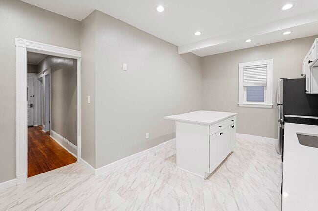 Photo - 381 Adams St Unidad 2