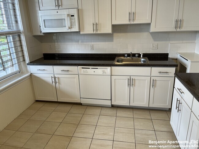 Building Photo - 8 Barrows St Unit 6 Rental
