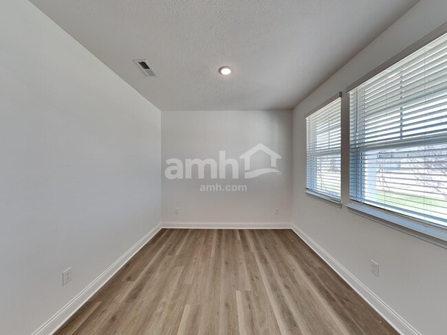 Photo - 1136 Heritage Blvd