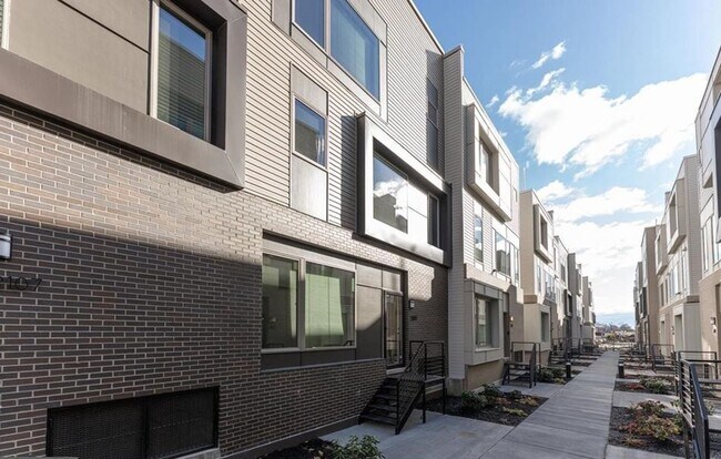 Building Photo - Gorgeous 3-Bedroom Townhome with Parking S...