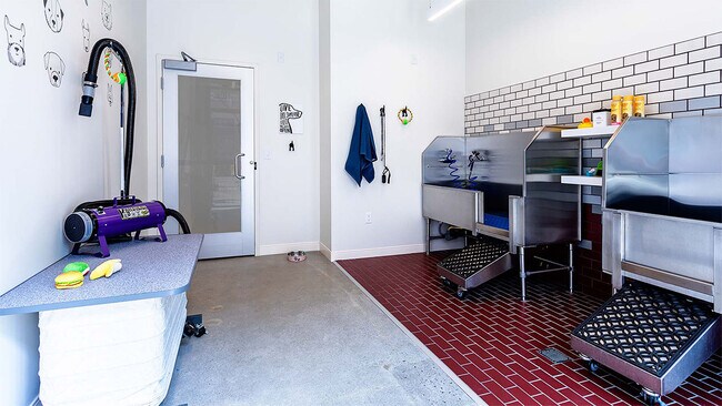 Estación de lavado de mascotas de la comunidad del apartamento en Griffis Pine Ave en Long Beach, California.