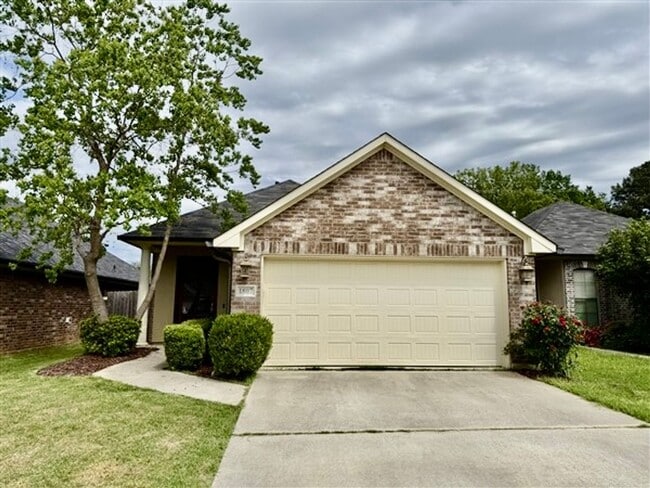 For Lease in Gated Cypress Place! Like-New... - For Lease in Gated Cypress Place! Like-New... House