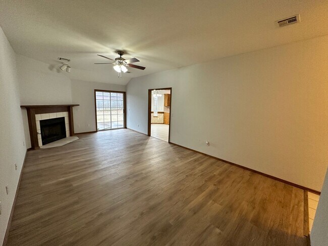 Photo - 3bed/2bath House Available for Rent in Moore Close to I-35!!