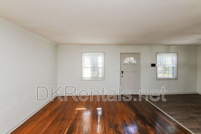 Photo - 210 Oak Dr SE