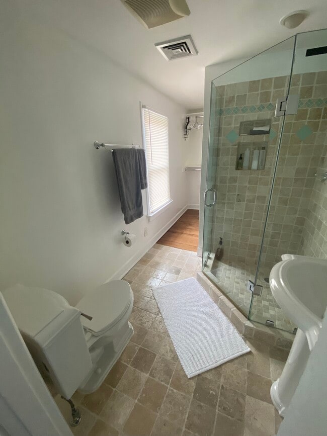 Photo - 703 Dranesville Rd House