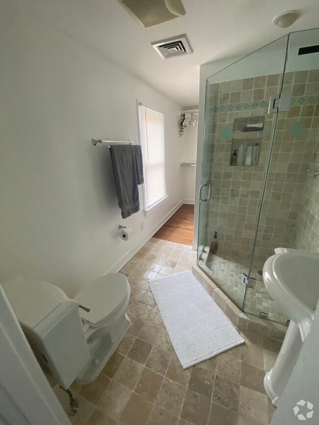 Building Photo - 703 Dranesville Rd Rental