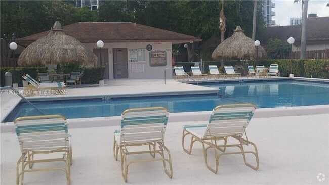 Building Photo - 2675 Parkview Dr S Rental