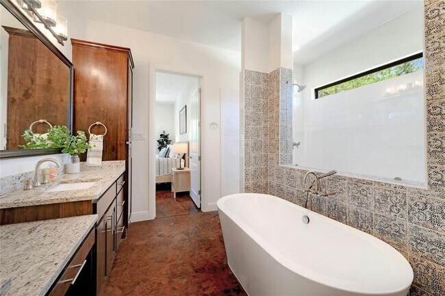 Photo - 2471 George Pass