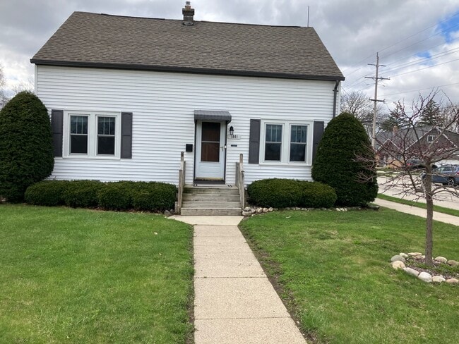 Building Photo - 1001 8th Ave