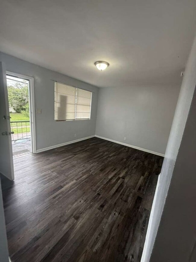 Building Photo - 1305 W 6th St Unit 3