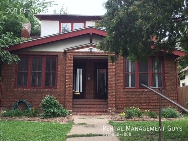 Building Photo - 209 Cedar Lake Rd N Unit 2 Rental
