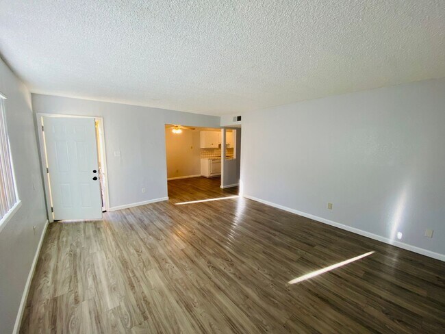 Photo - 4561 Ashcroft Ave Unidad 50