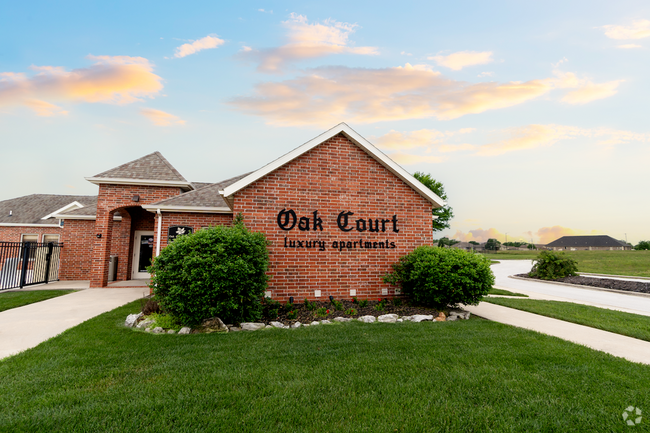 Building Photo - Oak Court Rental