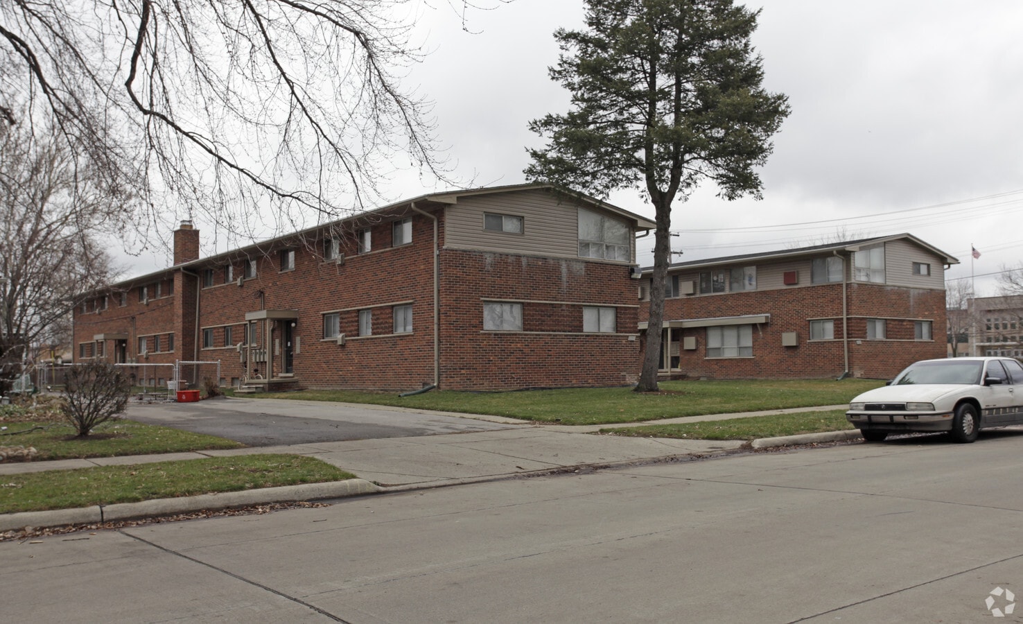 RYAN & 9 Mile - RYAN & 9 Mile Apartments