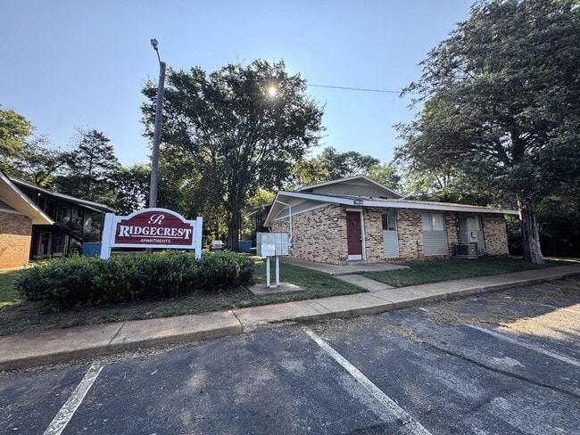 Building Photo - Available For Immediate Move-In!! Unit A Rental