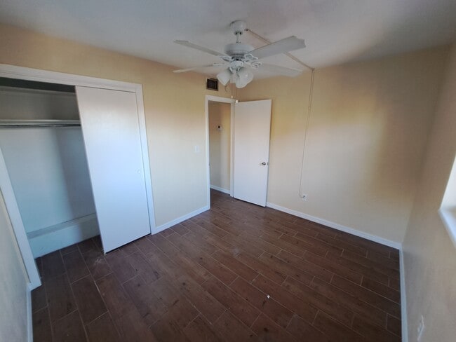 Dormitorio 2 vista a la puerta - 35 44th Avenue Unidad Banga  3