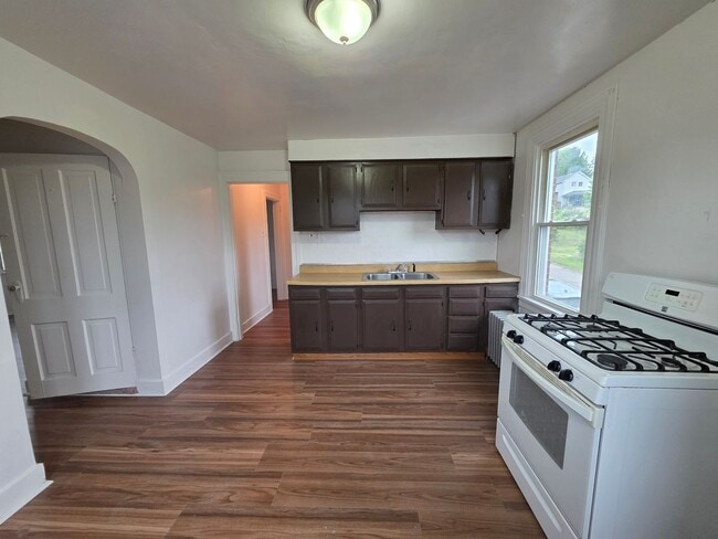Building Photo - 4 bedroom 1 bathroom apartment for rent in Clairton PA